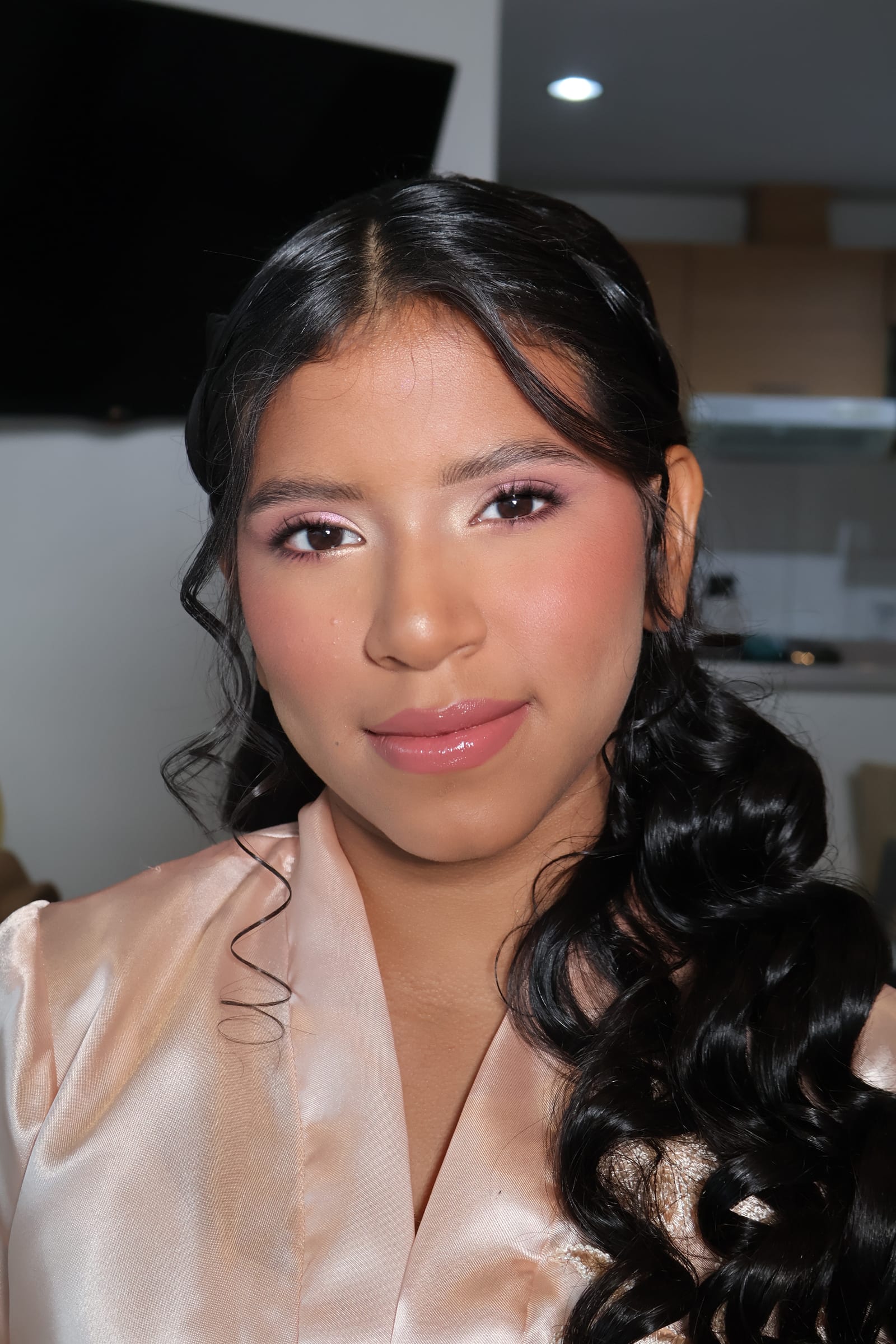 Look de quinceañera con aerógrafo y peinado en Guayaquil